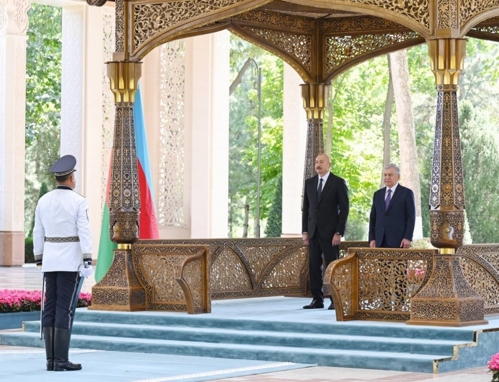 Azerbaycan Cumhurbaşkanı Aliyev, Özbekistan Devlet Başkanı Mirziyoyev ile bir araya geldi