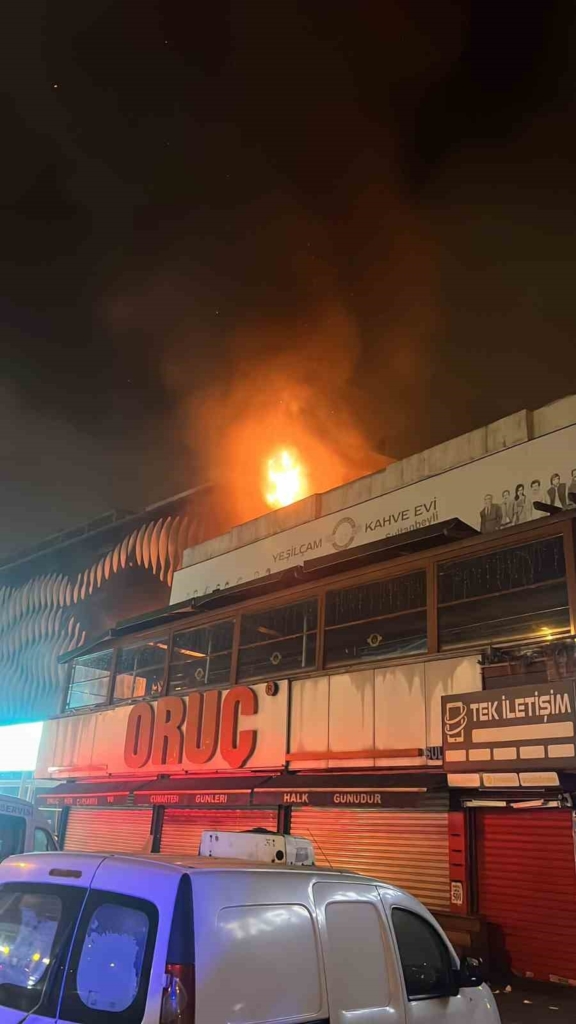 Sultanbeyli’de alışveriş merkezinde korkutan yangın