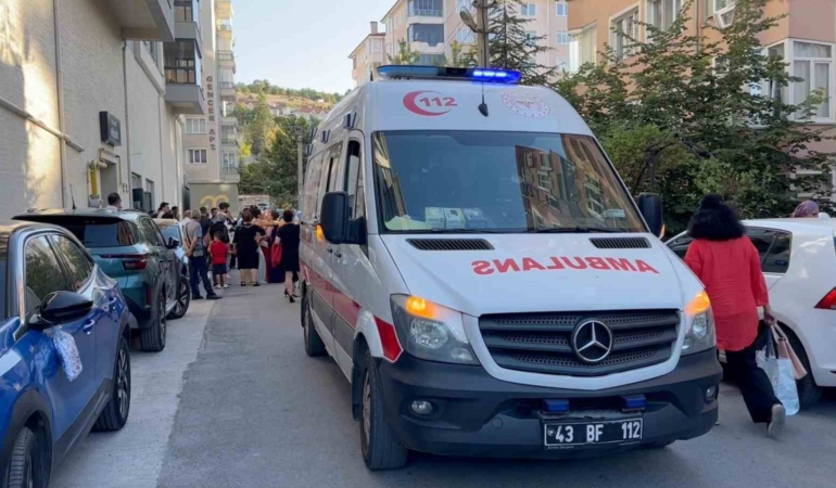 Kütahya’da düğüne giderken düşen yaşlı kadın hastaneye kaldırıldı