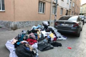 Eskişehir’de kaldırımı kapatan kıyafet yığını dikkat çekti