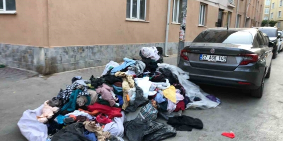 Eskişehir’de kaldırımı kapatan kıyafet yığını dikkat çekti