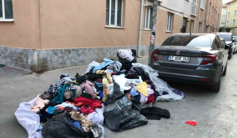 Eskişehir’de kaldırımı kapatan kıyafet yığını mahallelinin tepkisini çekti