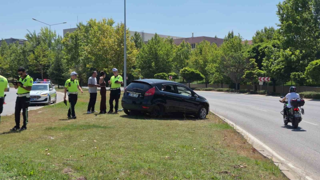 Kaza yerindeki polis aracına otomobil çarptı: 1’i polis 1’i bekçi toplam 6 yaralı