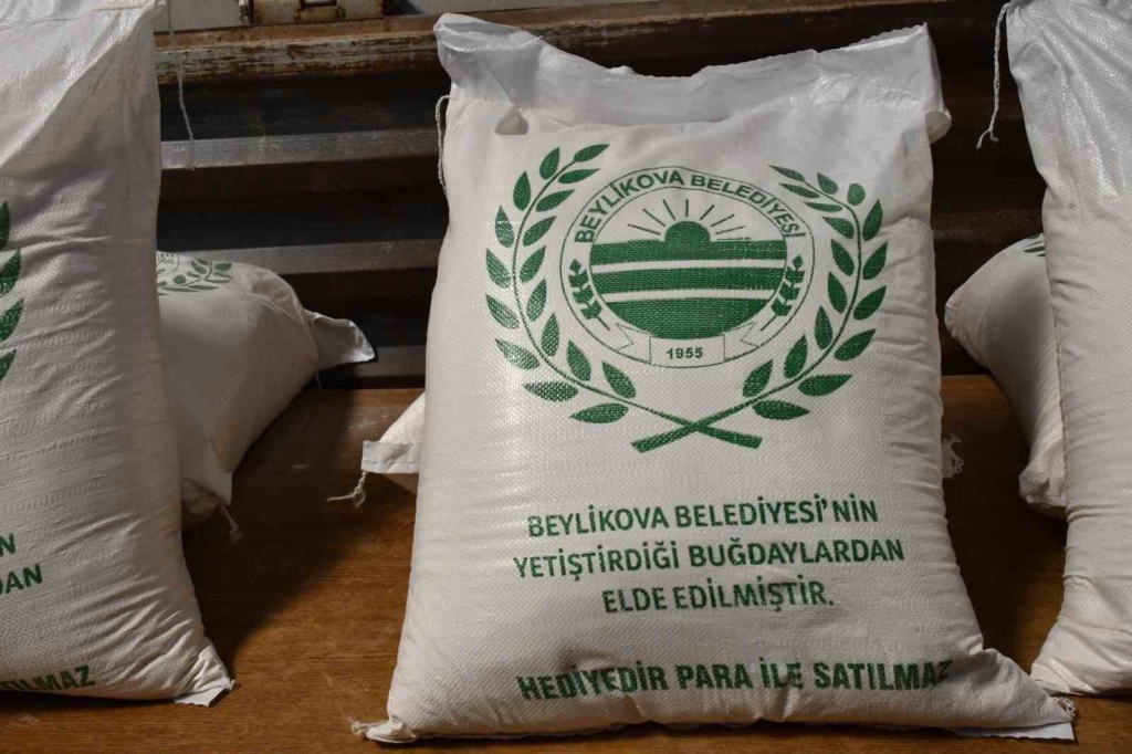 Beylikova Belediyesi’nin ürettiği buğdaylar un oldu, vatandaşa 700 çuval un dağıtıldı
