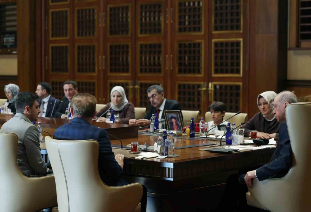 Cumhurbaşkanı Erdoğan, Kahramanmaraş’taki okul saldırısında hayatını kaybeden öğrencilerin ailelerini kabul etti