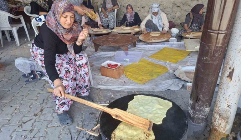 Seyitgazi Gemiç’te Geleneksel Gözleme İkramı Sürüyor