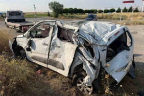 Hafif ticari araç takla attı: 1 ölü, 2 yaralı