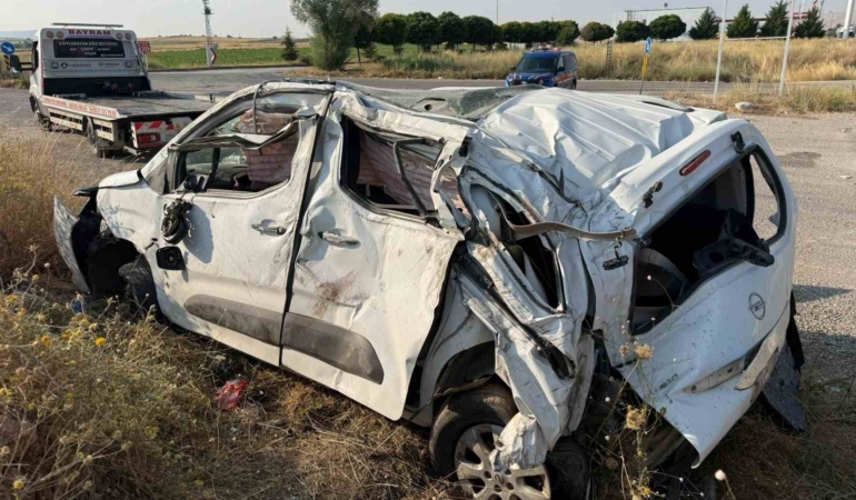 Afyonkarahisar’da hafif ticari araç takla attı: 1 ölü, 2 yaralı
