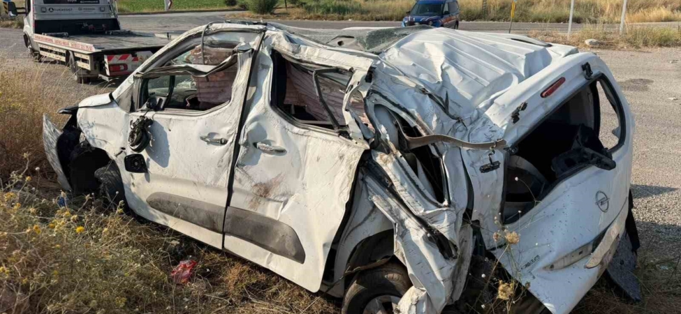 Hafif ticari araç takla attı: 1 ölü, 2 yaralı