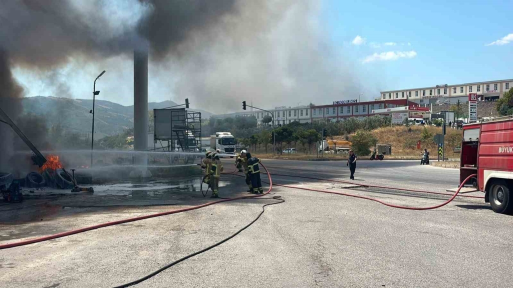 Akaryakıt istasyonundaki lastik tamirhanesi alev alev yandı