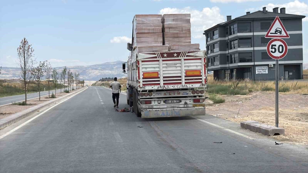 Eskişehir’de otomobil tuğla yüklü tırla çarpıştı: 1 yaralı