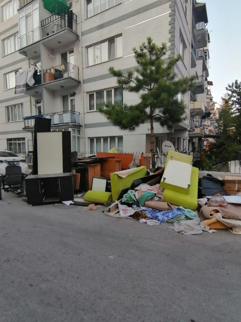 Yol kenarına bırakılan mobilyalar ve atıkların önüne geçilemiyor