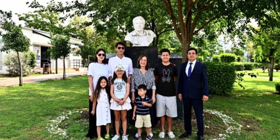 Cengiz Aytmatov’un oğlu ünlü yazarın daha önce yayımlanmamış çalışmalarını Antalya’daki kütüphaneye bağışladı