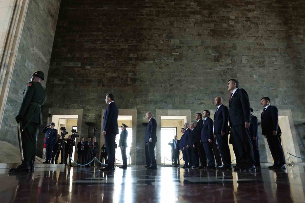 Cumhurbaşkanı Erdoğan başkanlığındaki YAŞ üyeleri Anıtkabir’i ziyaret etti