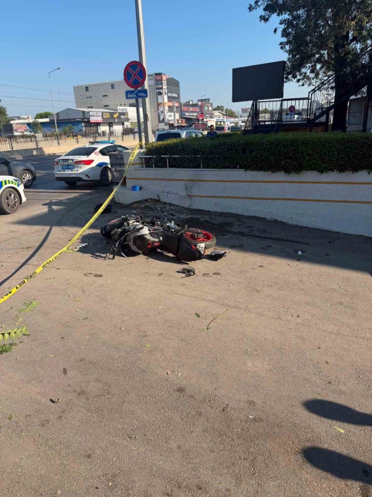 Bir adımla hayata tutundu, motosikletli duvara çarparak can verdi