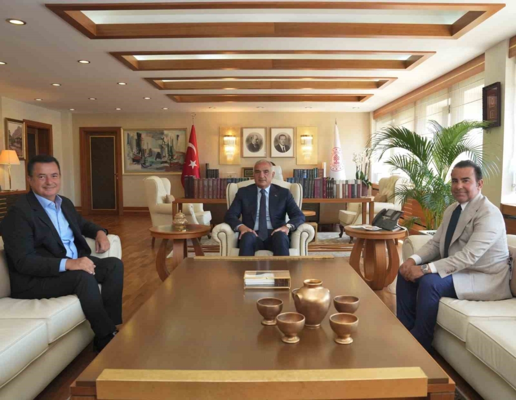 Bakan Ersoy ile Acun Ilıcalı bir araya geldi