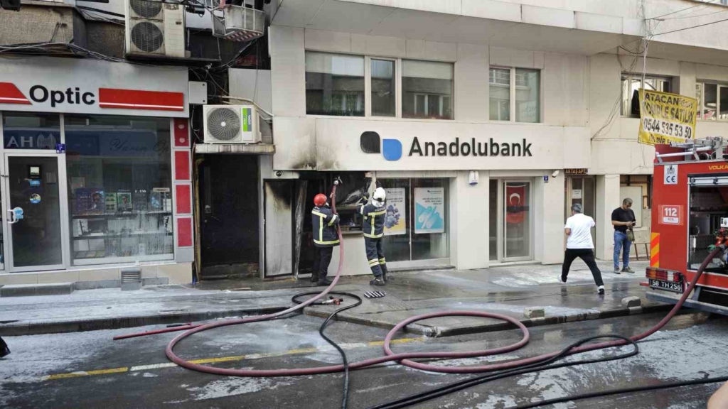 ATM’de çıkan yangın paniğe neden oldu
