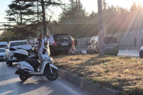 Eskişehir’de pikap ile çarpışan otomobil refüje çıktı