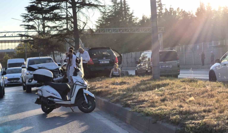 Eskişehir’de pikapla çarpışan otomobil orta refüje çıktı