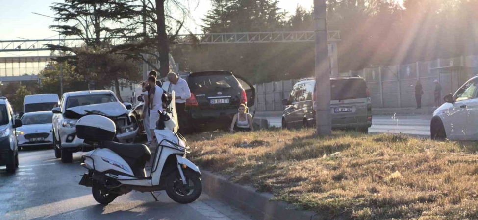 Eskişehir’de pikap ile çarpışan otomobil refüje çıktı