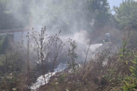 Otomobil durağa çarpıp takla attı: Yangın çıkan otomobilin sürücüsünü jandarma alevlerin arasından kurtardı