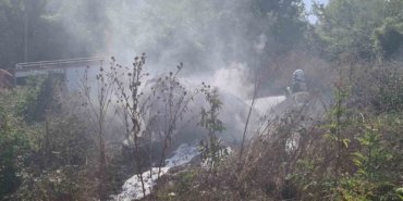 Otomobil durağa çarpıp takla attı: Yangın çıkan otomobilin sürücüsünü jandarma alevlerin arasından kurtardı