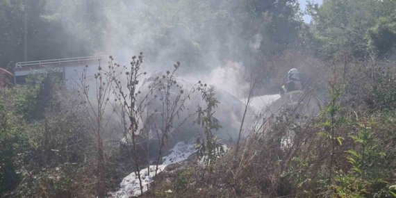 Otomobil durağa çarpıp takla attı: Yangın çıkan otomobilin sürücüsünü jandarma alevlerin arasından kurtardı