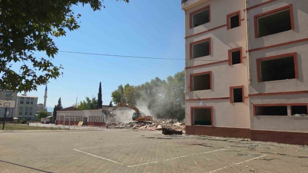 Orhangazi’deki meslek lisesinin yıkımına başlandı