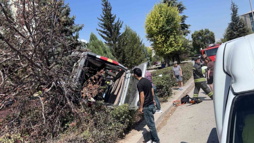 Eskişehir’de araç, çarptığı ağacı devirip takla attı
