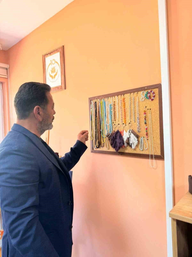 Bilecik’te özel ihtiyaçlı gençlerin el emeği eserleri beğeni topladı