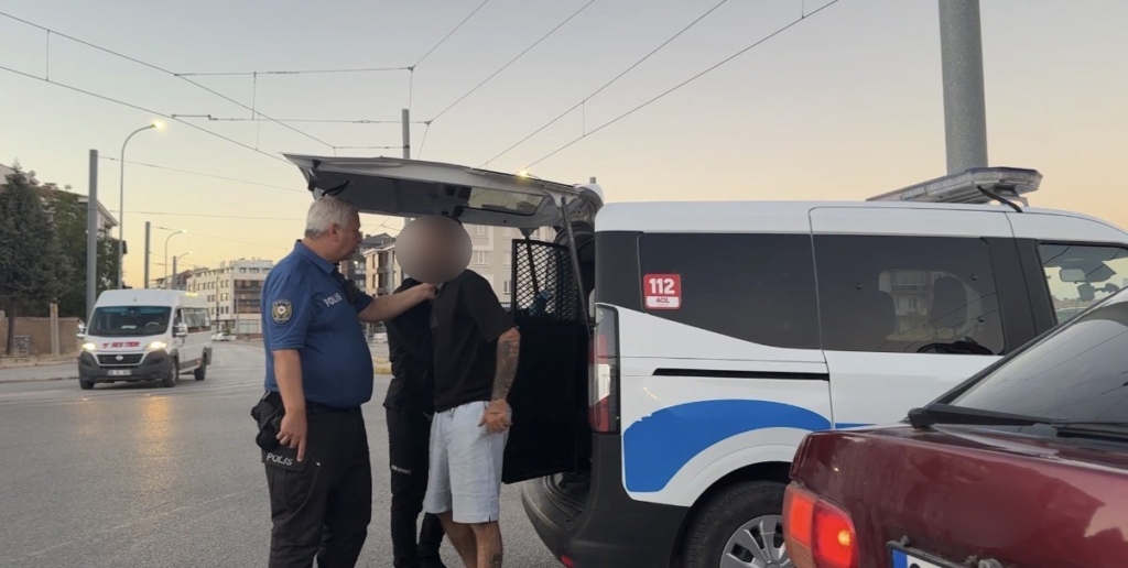 Çalışır haldeki otomobilde uyuyan 2 kişiyi polis güçlükle uyandırdı, araçta 13 sentetik hap ele geçirildi