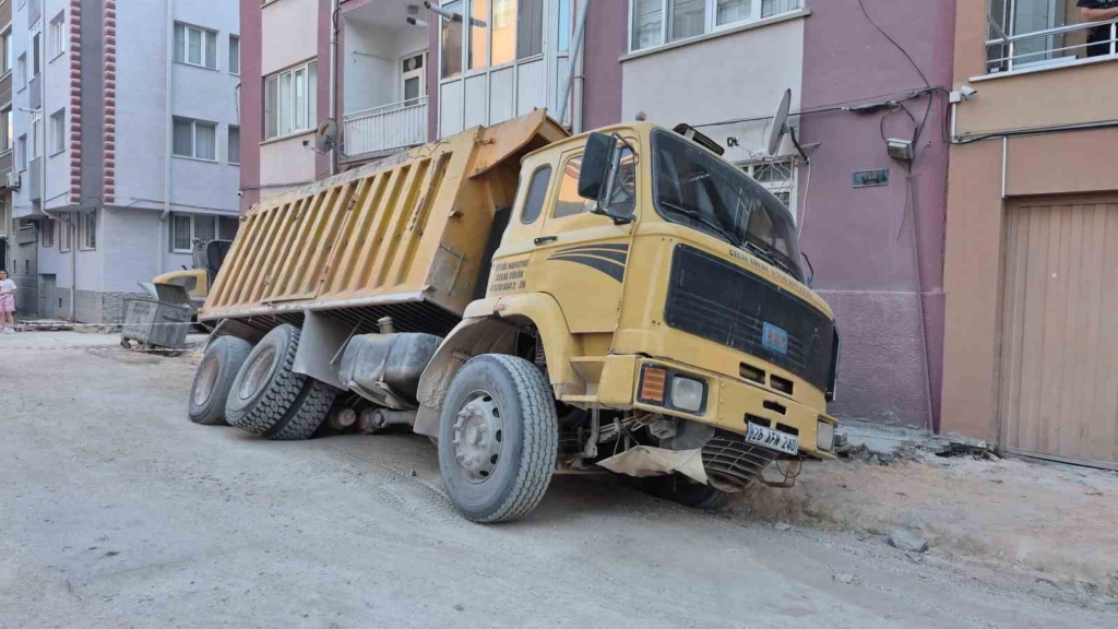 Eskişehir’de yol çöktü, belediyeye ait kamyon çukura düştü