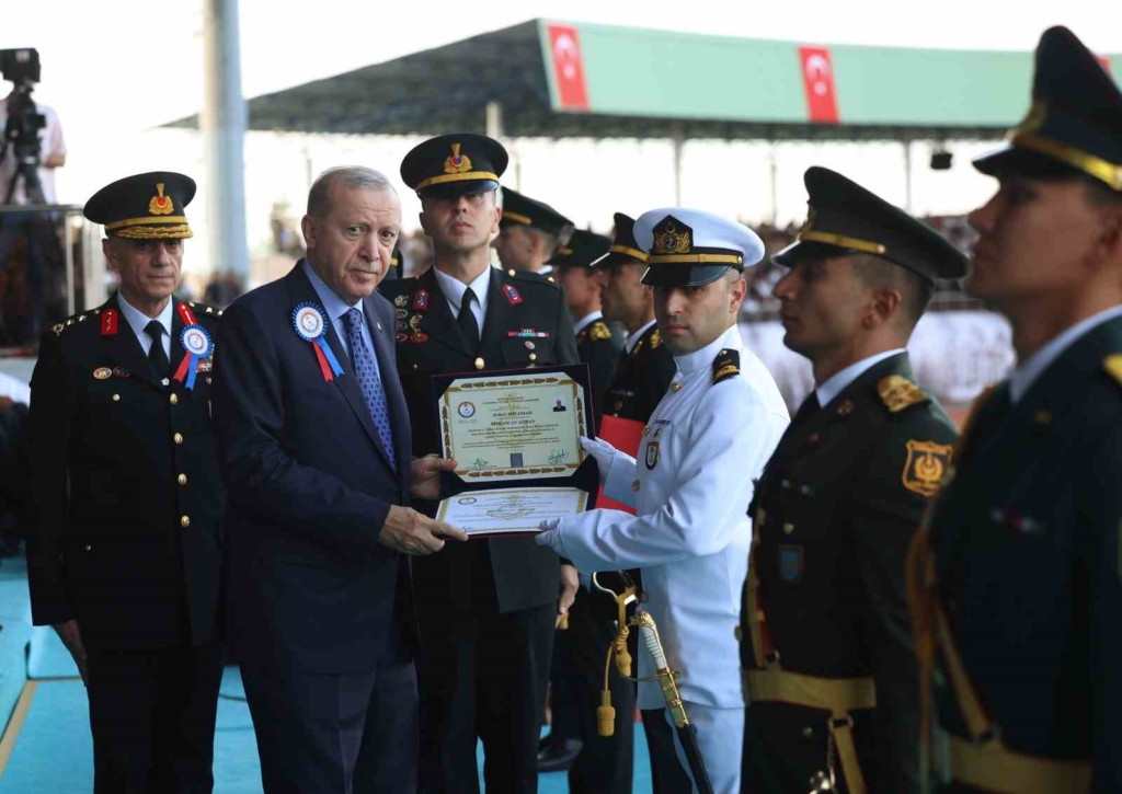 Cumhurbaşkanı Erdoğan: "Birileri 30 yıl öncesinin kodları içinde gelişmeleri ele almaya çalışırken, biz yeni sistemin kutup başlarından biri olmak için ne gerekiyorsa onu yapıyoruz"