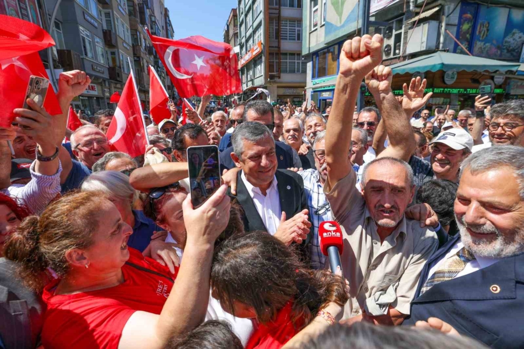 Özgür Özel, Rize’de vatandaşlara seslendi