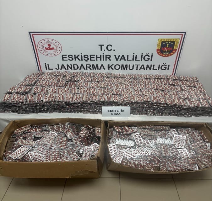 Jandarma 84 bin adet sentetik ecza hapı ele geçirdi, 3 kişi tutuklandı