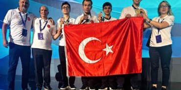 Bakan Bayraktar: "Uluslararası Nükleer Bilim Olimpiyatı’na ilk kez katılan Türkiye, 1 altın ve 3 bronz madalya ile uluslararası arenaya güçlü bir giriş yaptı"