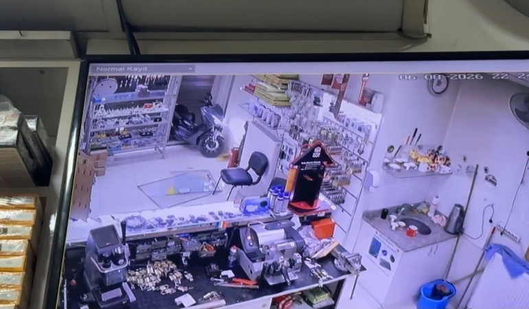 Eskişehir’de motosikletin dükkana girdiği kazanın görüntüleri ortaya çıktı