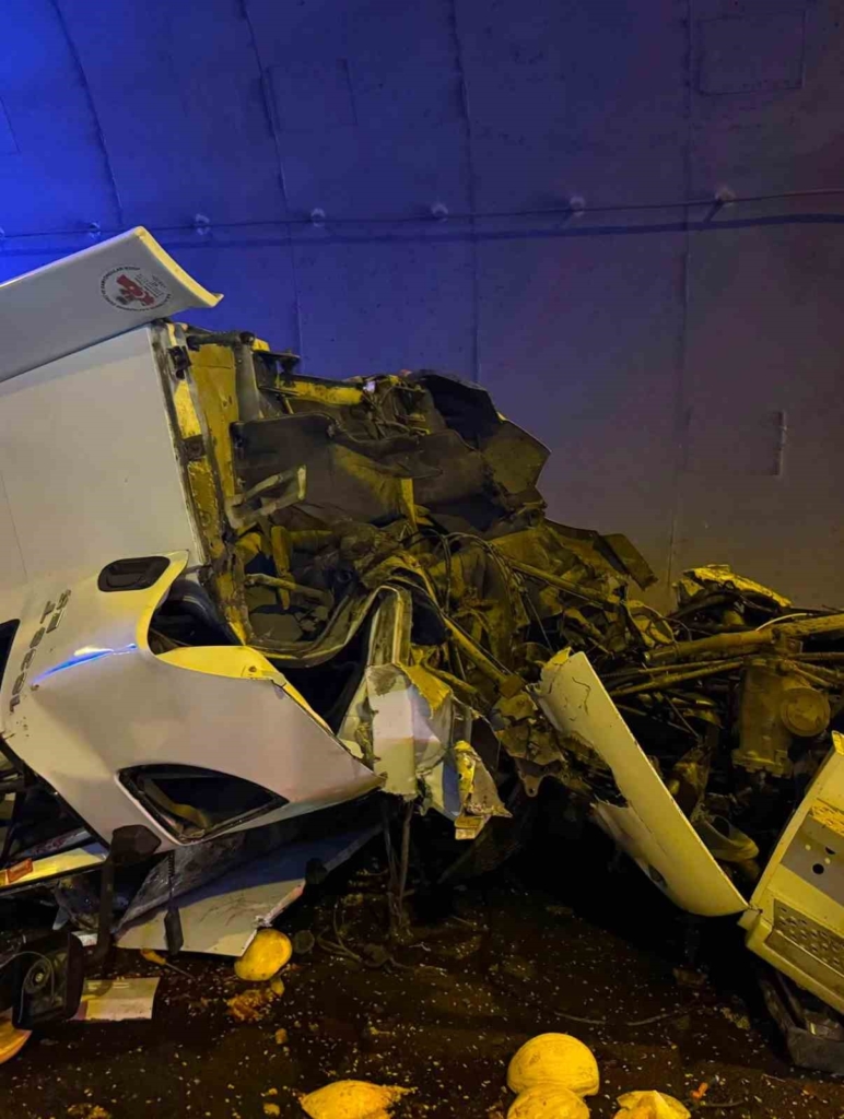 Kamyona çarpan tırın kupası dorseden ayrıldı: 1 ağır yaralı