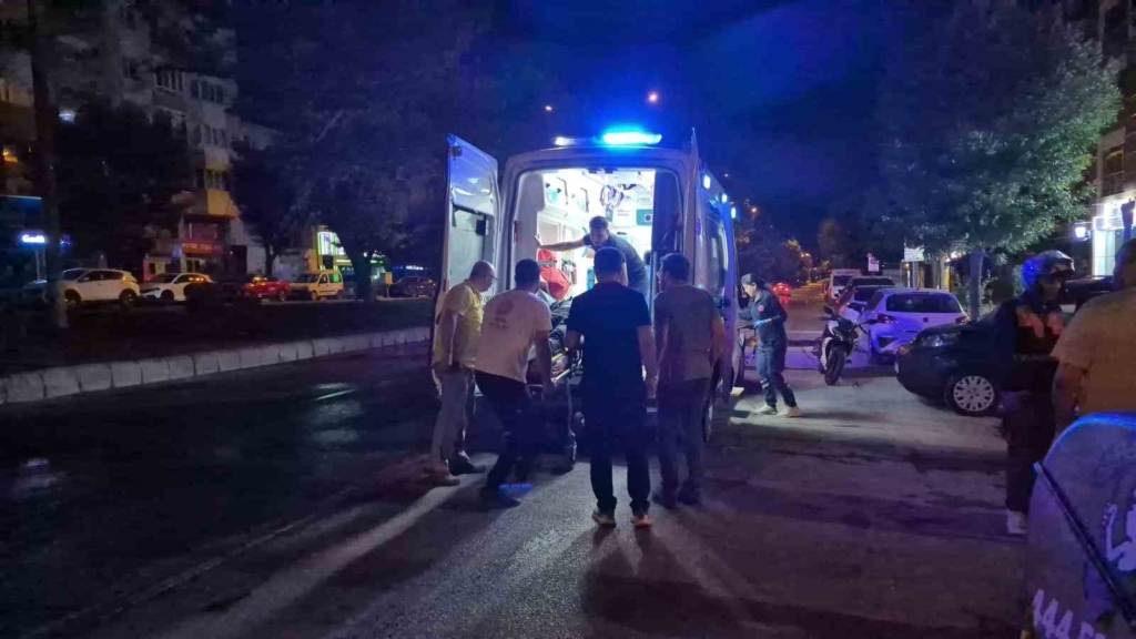 Refüj sulaması sebebiyle ıslanan yolda motosikleti devrilen kurye yaralandı