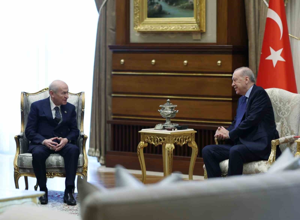 Cumhurbaşkanı Recep Tayyip Erdoğan ve MHP lideri Devlet Bahçeli’nin Cumhurbaşkanlığı Külliyesindeki görüşmesi başladı.