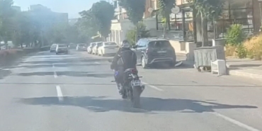 Eskişehir’de motosiklet sürücüsünün tehlikeli şovu kask kamerasına yansıdı
