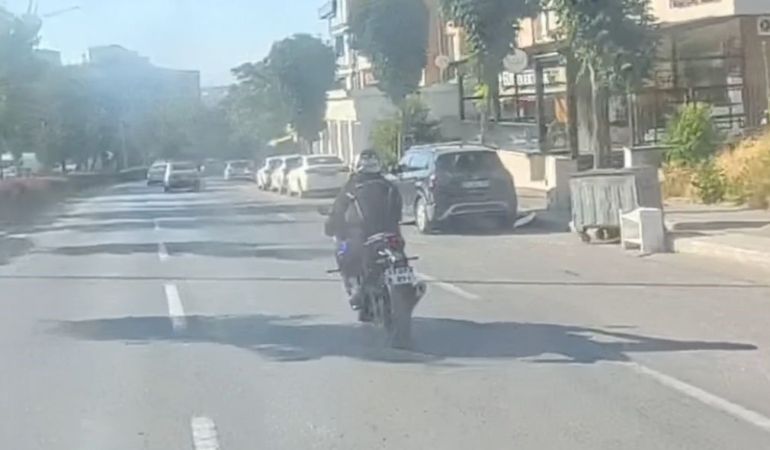 Eskişehir’de motosiklet sürücüsünün tehlikeli şovu kask kamerasında