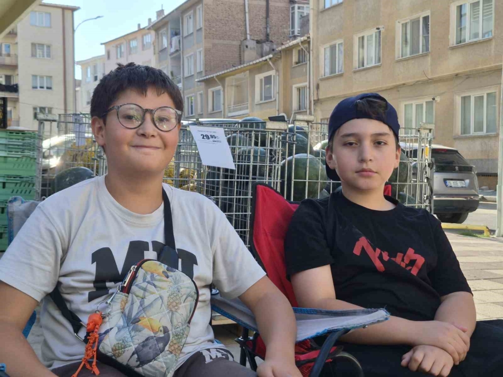 Okul harçlığını çıkarmak isteyen çocuklar limonata satarak aile bütçelerine katkı sağlıyor