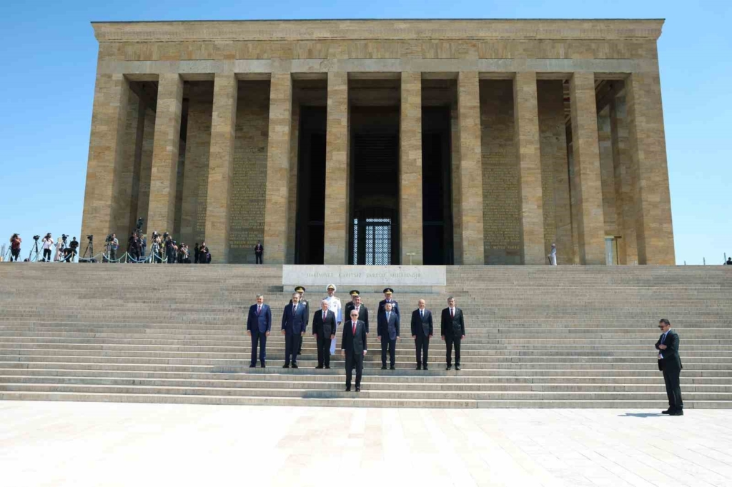 Cumhurbaşkanı Erdoğan başkanlığındaki YAŞ üyeleri Anıtkabir’i ziyaret etti