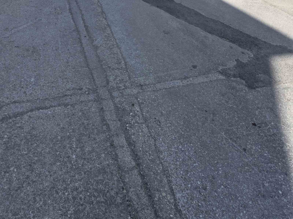 Kurtuluş Mahallesi’ndeki bozuk yollar sürücülere zorluk yaşatıyor