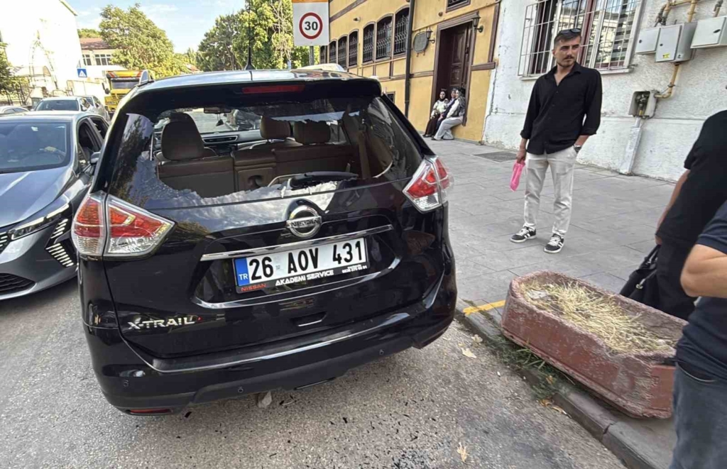 Eskişehir’de trafikte yol verme kavgası: Taşla camını kırdıkları aracın sürücüsünü darbettiler