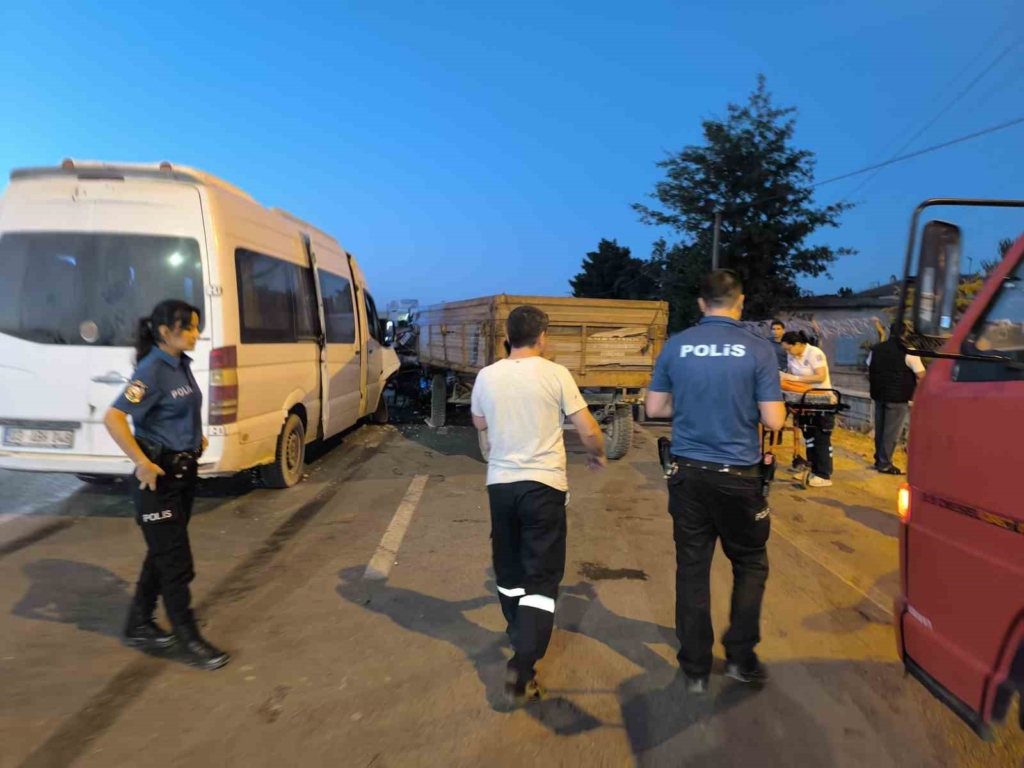 Minibüsle traktör çarpıştı: 6 kişi yaralandı