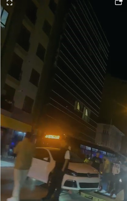 Sürücüsünün kontrolünden çıkan otomobil mantar duba üzerinde askıda kaldı