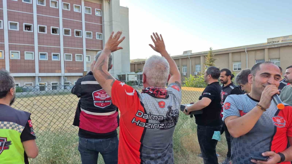 Motosikletlilerden onkoloji servisindeki çocuklara sürpriz