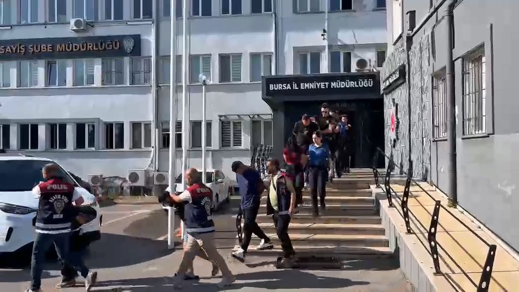Vatandaşlara zorla hesap açtırıp kara para aklayan şahıslara baskın